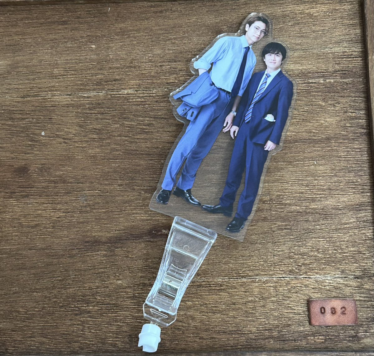 初アクスタの方がたくさんみえてこちらもウキウキ伝わりまして♡
100均でこんな感じのクリップ買うと持って撮る時に指映らなくていいんですけどわかりますかね😂
よく指映っててスタンプで消してらっしゃる方みえたから
これで挟んで撮って
下だけ切ればわりと綺麗に撮れるかなって（１.２枚目参照）