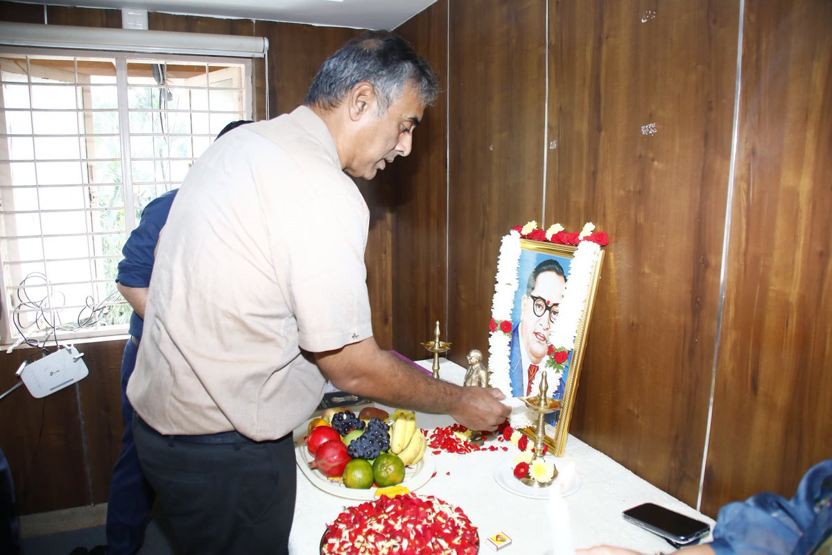 GBAChiefComm's tweet image. ಬೆಂಗಳೂರು ಪೂರ್ವ ನಗರ ಪಾಲಿಕೆಯ ಕಛೇರಿಯಲ್ಲಿ ಸಂವಿಧಾನ ದಿನಾಚರಣೆಯ ಅಂಗವಾಗಿ ಸಂವಿಧಾನ ಶಿಲ್ಪಿ ಡಾ. ಬಿ.ಆರ್.ಅಂಬೇಡ್ಕರ್ ಅವರ ಭಾವಚಿತ್ರಕ್ಕೆ ಪುಷ್ಪನಮನ ಸಲ್ಲಿಸಿ ಸಂವಿಧಾನ ಪೀಠಿಕೆಯನ್ನು ಬೋಧಿಸಲಾಯಿತು.

ಈ ವೇಳೆ ಪೂರ್ವ ನಗರ ಪಾಲಿಕೆ ಆಯುಕ್ತರಾದ ಡಿ.ಎಸ್.ರಮೇಶ್, ಅಪರ ಆಯುಕ್ತರು (ಅಭಿವೃದ್ಧಿ) ಲೋಖಂಡೆ ಸ್ನೇಹಲ್ ಸುಧಾಕರ್ ಜಂಟಿ ಆಯುಕ್ತರಾದ…