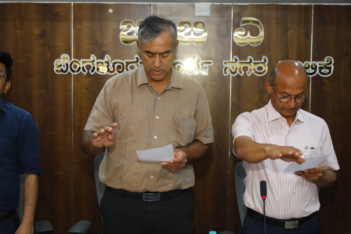 GBAChiefComm's tweet image. ಬೆಂಗಳೂರು ಪೂರ್ವ ನಗರ ಪಾಲಿಕೆಯ ಕಛೇರಿಯಲ್ಲಿ ಸಂವಿಧಾನ ದಿನಾಚರಣೆಯ ಅಂಗವಾಗಿ ಸಂವಿಧಾನ ಶಿಲ್ಪಿ ಡಾ. ಬಿ.ಆರ್.ಅಂಬೇಡ್ಕರ್ ಅವರ ಭಾವಚಿತ್ರಕ್ಕೆ ಪುಷ್ಪನಮನ ಸಲ್ಲಿಸಿ ಸಂವಿಧಾನ ಪೀಠಿಕೆಯನ್ನು ಬೋಧಿಸಲಾಯಿತು.

ಈ ವೇಳೆ ಪೂರ್ವ ನಗರ ಪಾಲಿಕೆ ಆಯುಕ್ತರಾದ ಡಿ.ಎಸ್.ರಮೇಶ್, ಅಪರ ಆಯುಕ್ತರು (ಅಭಿವೃದ್ಧಿ) ಲೋಖಂಡೆ ಸ್ನೇಹಲ್ ಸುಧಾಕರ್ ಜಂಟಿ ಆಯುಕ್ತರಾದ…