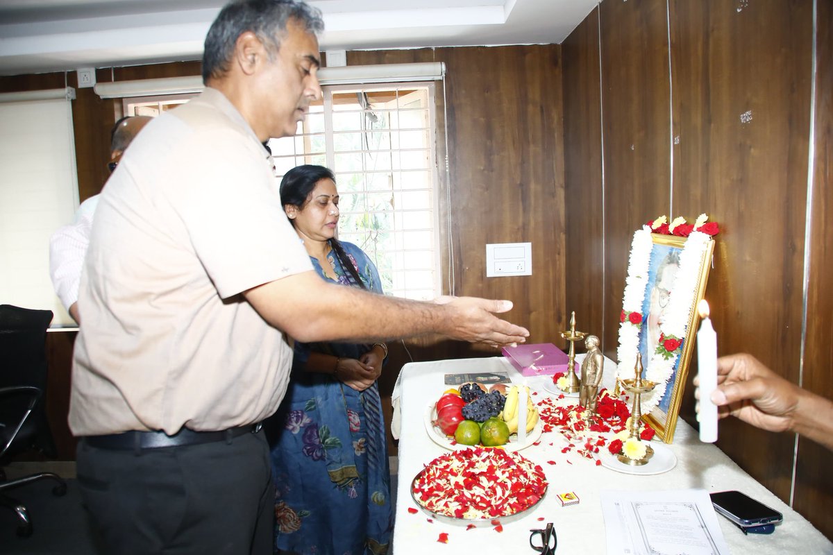 GBAChiefComm's tweet image. ಬೆಂಗಳೂರು ಪೂರ್ವ ನಗರ ಪಾಲಿಕೆಯ ಕಛೇರಿಯಲ್ಲಿ ಸಂವಿಧಾನ ದಿನಾಚರಣೆಯ ಅಂಗವಾಗಿ ಸಂವಿಧಾನ ಶಿಲ್ಪಿ ಡಾ. ಬಿ.ಆರ್.ಅಂಬೇಡ್ಕರ್ ಅವರ ಭಾವಚಿತ್ರಕ್ಕೆ ಪುಷ್ಪನಮನ ಸಲ್ಲಿಸಿ ಸಂವಿಧಾನ ಪೀಠಿಕೆಯನ್ನು ಬೋಧಿಸಲಾಯಿತು.

ಈ ವೇಳೆ ಪೂರ್ವ ನಗರ ಪಾಲಿಕೆ ಆಯುಕ್ತರಾದ ಡಿ.ಎಸ್.ರಮೇಶ್, ಅಪರ ಆಯುಕ್ತರು (ಅಭಿವೃದ್ಧಿ) ಲೋಖಂಡೆ ಸ್ನೇಹಲ್ ಸುಧಾಕರ್ ಜಂಟಿ ಆಯುಕ್ತರಾದ…