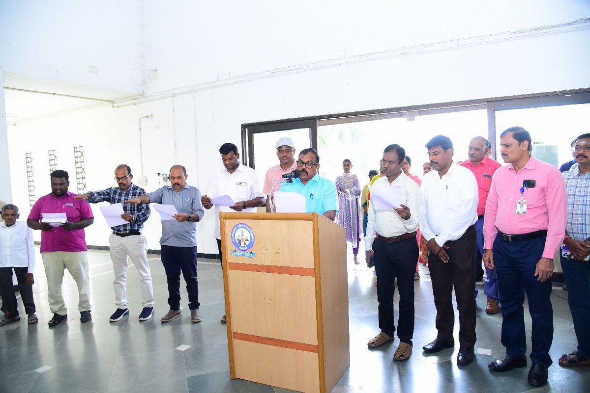 PeriyarVarsity's tweet image. 🇮🇳 Constitution Day Pledge at Periyar University
Over 200 students, faculty, and staff took the pledge on 26.11.2025, led by the Vice-Chancellor Committee Member.#ConstitutionDay #PeriyarUniversity #NSS