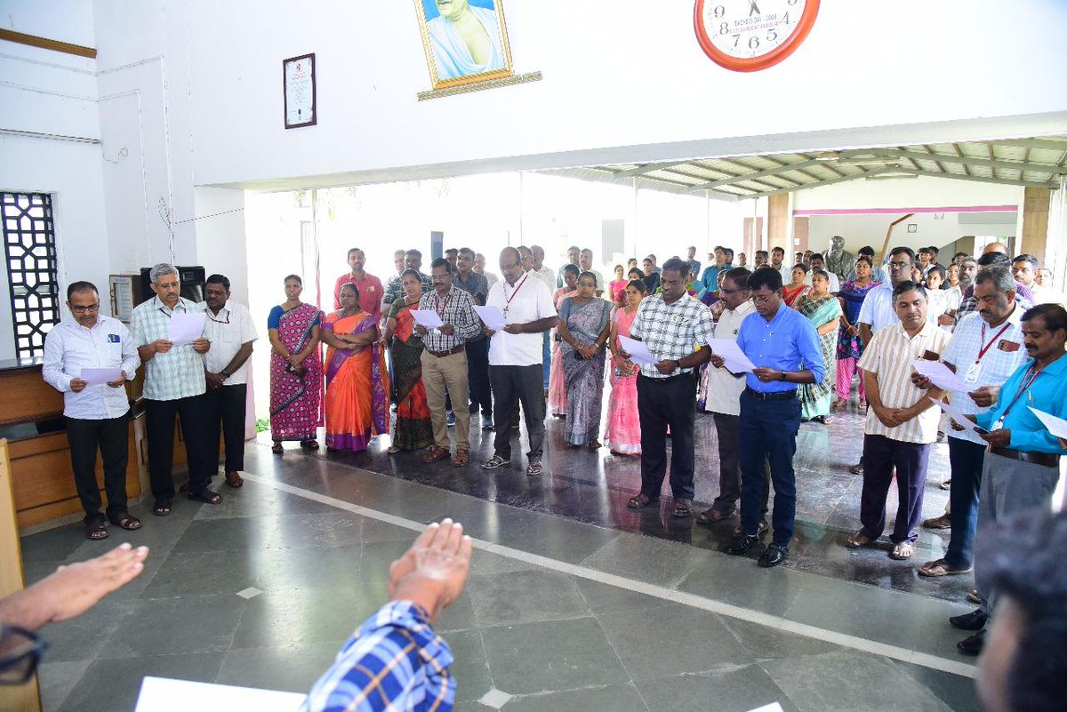 PeriyarVarsity's tweet image. 🇮🇳 Constitution Day Pledge at Periyar University
Over 200 students, faculty, and staff took the pledge on 26.11.2025, led by the Vice-Chancellor Committee Member.#ConstitutionDay #PeriyarUniversity #NSS