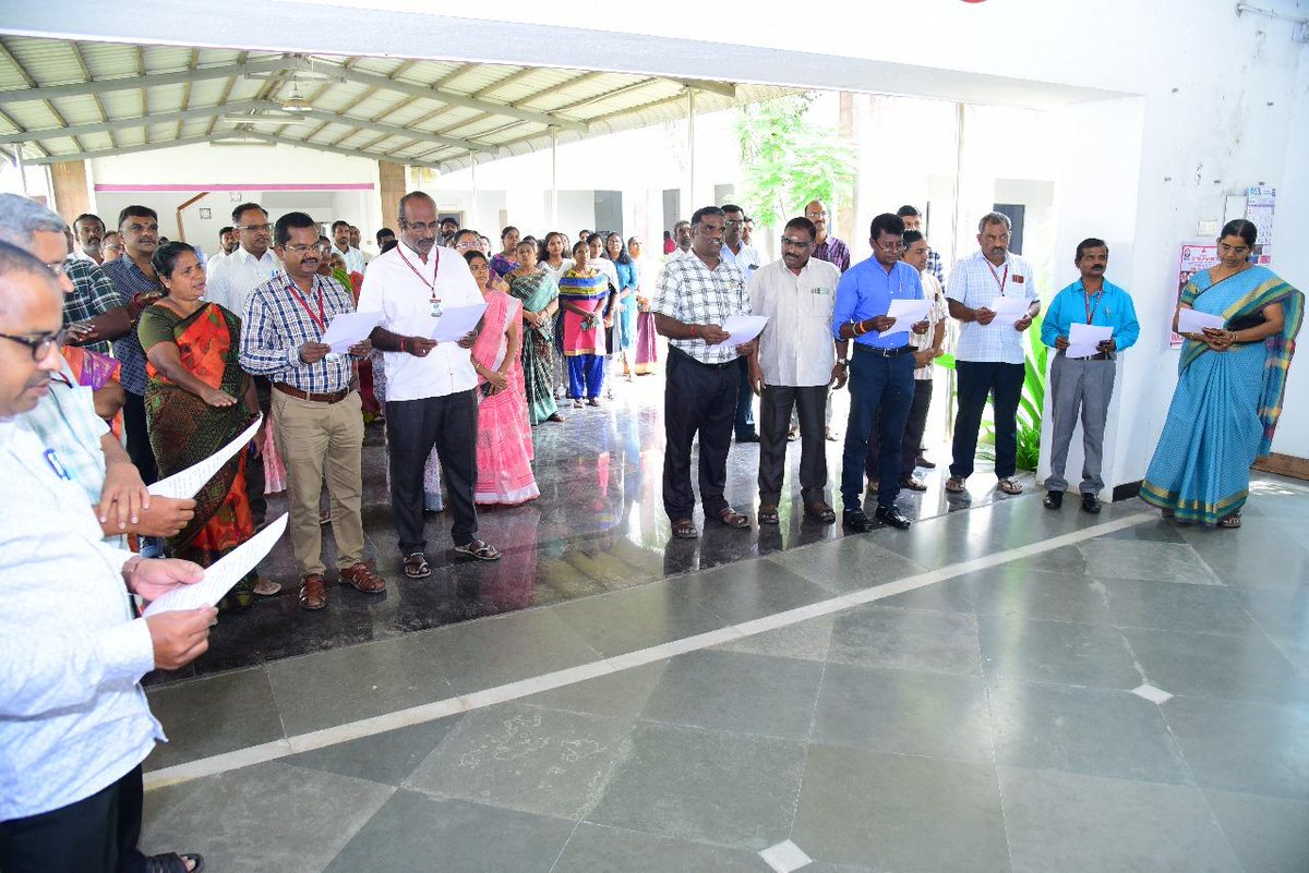 PeriyarVarsity's tweet image. 🇮🇳 Constitution Day Pledge at Periyar University
Over 200 students, faculty, and staff took the pledge on 26.11.2025, led by the Vice-Chancellor Committee Member.#ConstitutionDay #PeriyarUniversity #NSS