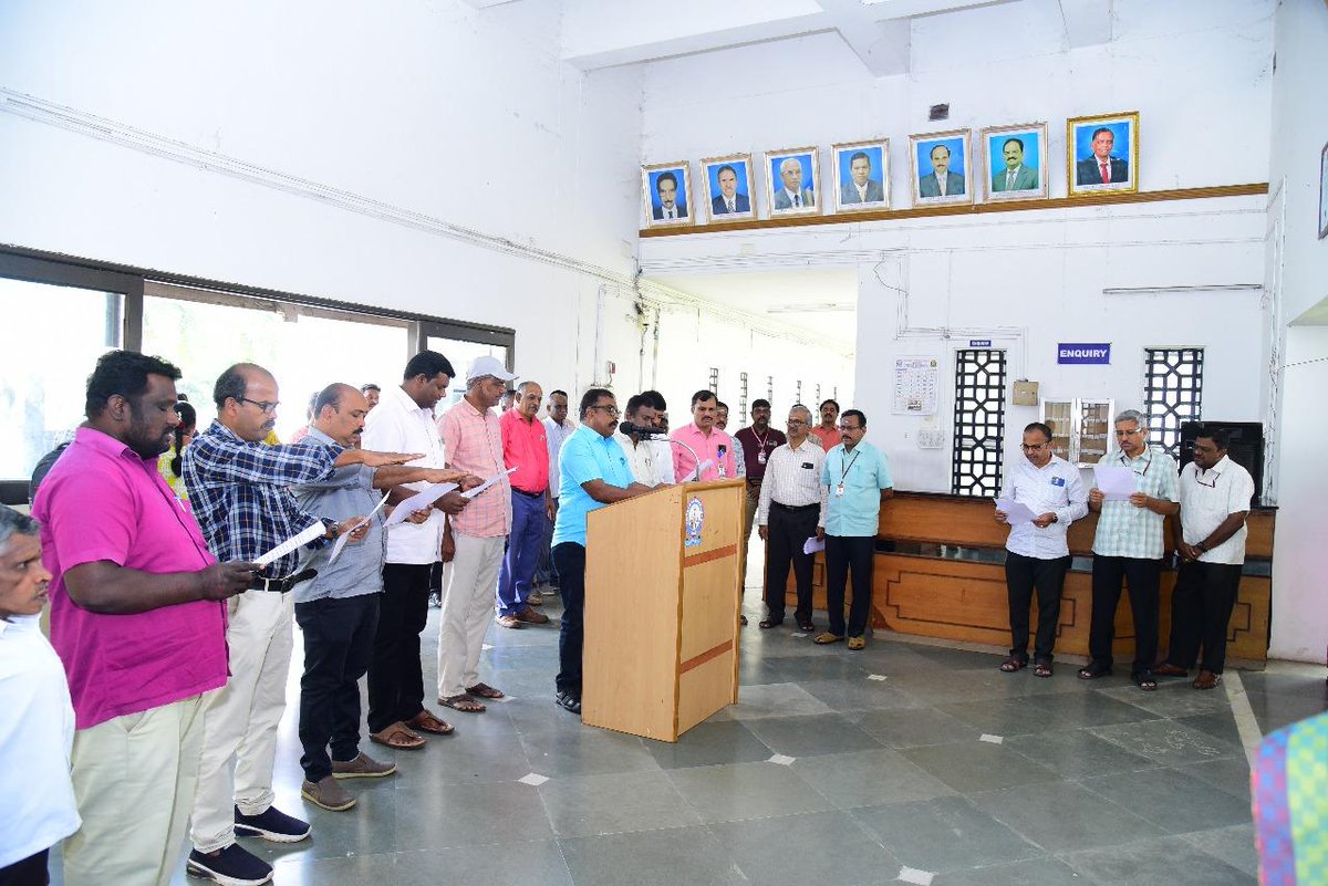 PeriyarVarsity's tweet image. 🇮🇳 Constitution Day Pledge at Periyar University
Over 200 students, faculty, and staff took the pledge on 26.11.2025, led by the Vice-Chancellor Committee Member.#ConstitutionDay #PeriyarUniversity #NSS