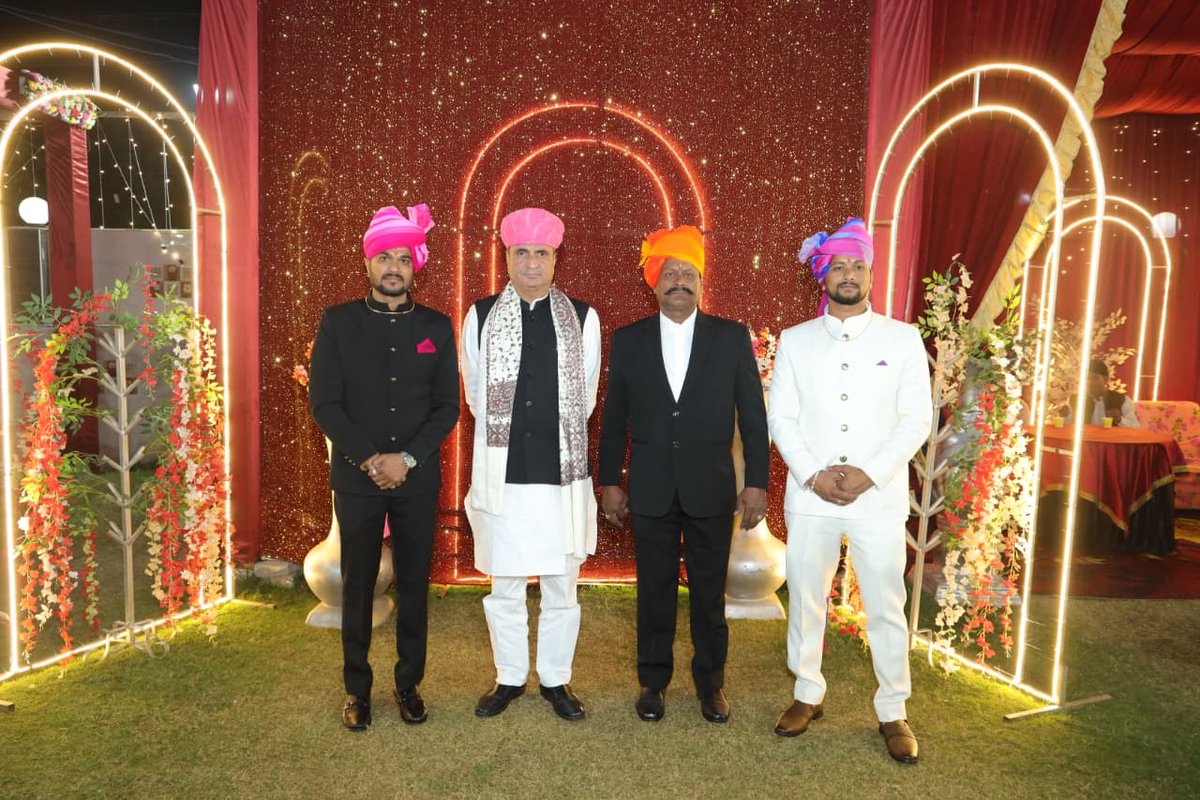 DharmendraR_INC's tweet image. विगत 23 नवंबर को वैशाली नगर, अजमेर स्थित ताज पैलेस में श्री राजेंद्र सिंह राठौड़ जी के पुत्र के वैवाहिक समारोह में शामिल होकर उन्हें शुभकामनाएं दी एवं नव दंपति को सुखद दाम्पत्य जीवन हेतु आशीर्वाद दिया।
