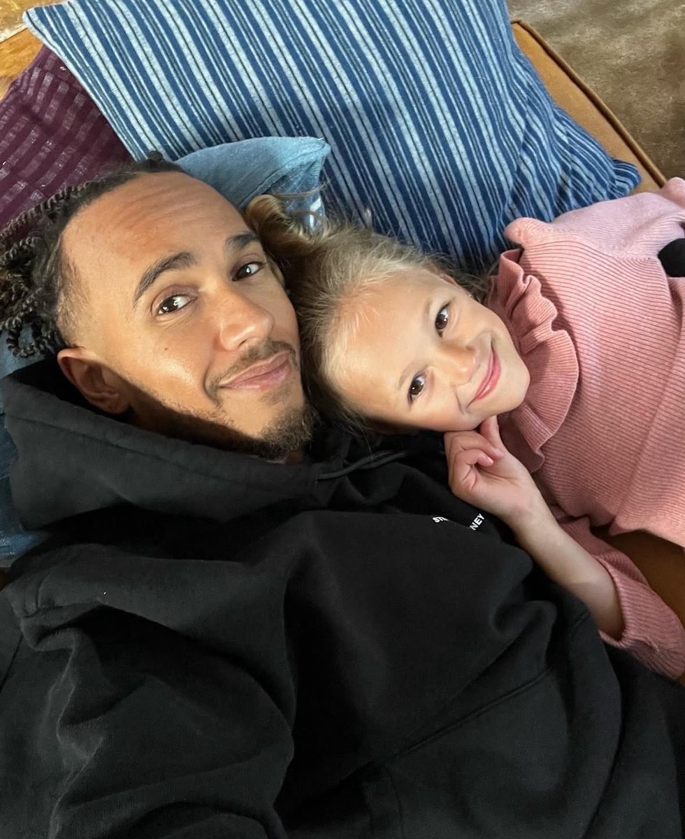 🗣️. Lewis Hamilton a raconté l’échange récent qu’il a eu avec sa nièce, qui a appris qu’elle était dyslexique tout comme l’est le pilote anglais, et comment ce moment lui a permis de la rassurer vis-à-vis de cette différence. 🥺❤️

Le septuple champion du monde a expliqué qu’il a