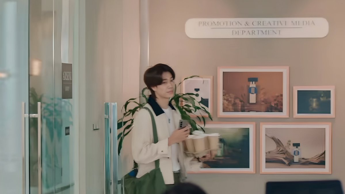 arwyntang's tweet image. ️️ 
Heading to the main office after a quick behind the scene shooting. And here to share some little treats for our hardworkers!

Kata aku sih semangat ya kalian! 
️️