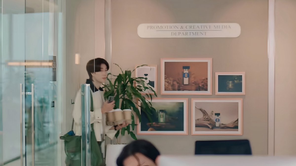 arwyntang's tweet image. ️️ 
Heading to the main office after a quick behind the scene shooting. And here to share some little treats for our hardworkers!

Kata aku sih semangat ya kalian! 
️️