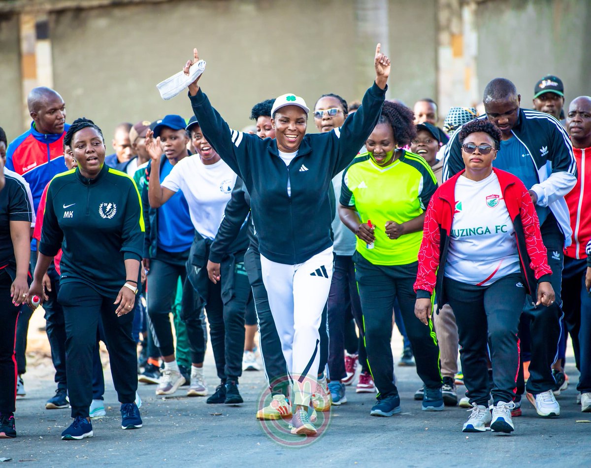 NKUNZIMANA98301's tweet photo. "Quand les aînés montrent l'exemple!"
 La Première Dame @Burundi1stLady encourage même les plus âgés à bouger! Si l'âge n'est pas une excuse pour se maintenir en forme, pourquoi le serait-il pour les autres? 💯 #SportPourTous #Burundi #AvenirEnForme https://t.co/Mtz65CTNoI
