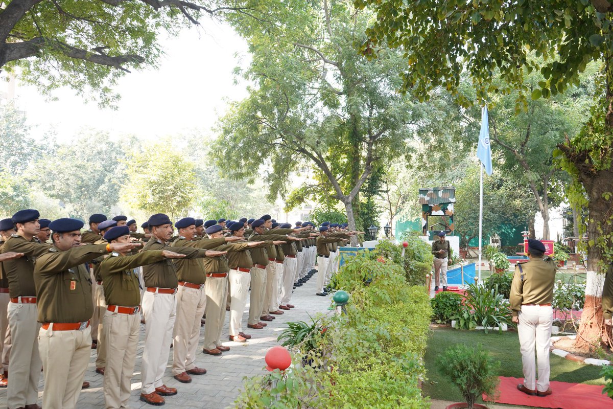 16BNCRPF1's tweet photo. 16 Battalion celebrated Constitution Day with an oath ceremony and collective reading of the Preamble. Senior officers and all ranks participated, highlighting the Constitution’s core values and duties. The event concluded with dignity.

#ConstitutionDay  #16BN https://t.co/1U5W4sX7ym