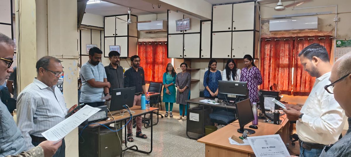 FoodRajkot's tweet image. भा.खा.नि, मंडल कार्यालय, के अधिकारियों एवं कर्मचारियों ने 26.11.2025 को संविधान दिवस मनाते हुए भारतीय संविधान की प्रस्तावना का सामूहिक वाचन कर न्याय, स्वतंत्रता और बंधुत्व के संकल्प को दोहराया। @FCI_India @FCI_Gujarat