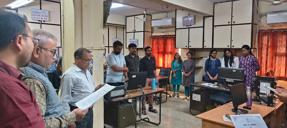 FoodRajkot's tweet image. भा.खा.नि, मंडल कार्यालय, के अधिकारियों एवं कर्मचारियों ने 26.11.2025 को संविधान दिवस मनाते हुए भारतीय संविधान की प्रस्तावना का सामूहिक वाचन कर न्याय, स्वतंत्रता और बंधुत्व के संकल्प को दोहराया। @FCI_India @FCI_Gujarat