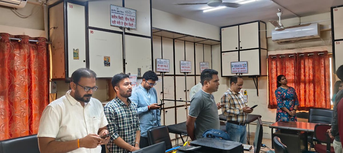 FoodRajkot's tweet image. भा.खा.नि, मंडल कार्यालय, के अधिकारियों एवं कर्मचारियों ने 26.11.2025 को संविधान दिवस मनाते हुए भारतीय संविधान की प्रस्तावना का सामूहिक वाचन कर न्याय, स्वतंत्रता और बंधुत्व के संकल्प को दोहराया। @FCI_India @FCI_Gujarat