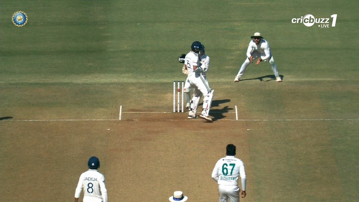 lightningspeedk's tweet image. Kissing his luck — Sundar’s bum to the rescue. 😆

#WashingtonSundar #IndvSA #TeamIndia #Proteas #Guwahati #Cricket