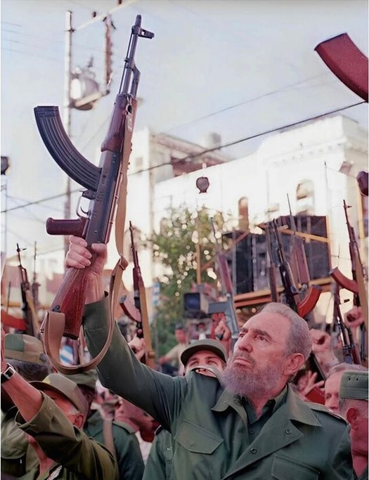 Sadece onu hatırlamak değil, aynı zamanda onu somutlaştırmak. Tarihe, hayatına, eserine, ilkelerine sahip çıkmak. Bize miras bıraktığı Devrim kavramını onurlandırmak, yası kolektif eyleme, hafızayı kelimelere dönüştürmek. ZAFERE KADAR #FidelPorSiempre