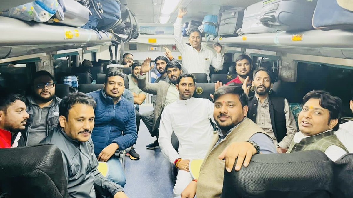 ShaktiJay17's tweet image. लौह पुरुष सरदार वल्लभभाई पटेल जी की 150वीं जन्म जयंती वर्ष पर, युवा मोर्चा के प्रदेश महामंत्री आदरणीय वरुण गोयल जी और साथी युवा प्रतिनिधियों के साथ दिल्ली सराय रोहिल्ला से गुजरात की प्रेरणादायी यात्रा पर प्रस्थान।”
#sardar150unitymarch
#yamuna_parvah 
#BJP4ViksitBharat