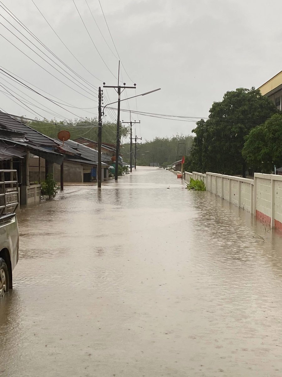 Sphanx_'s tweet image. น้ำท่วมหาดใหญ่ทำชี ท่วมเหลือแค่หลังคา น้ำแพรจมน้ำอยู่3วัน แต่ยังรอดค่ะ!! เก่งมั้กกกก 💓