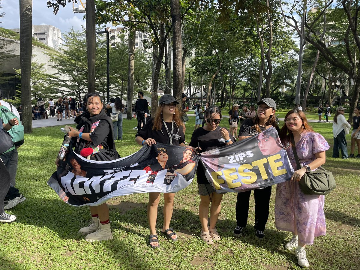 bzipsforkentell's tweet image. Kids posing for KENTELL and FESTE banners here at WePlayHere. 💖

#kentell #FESTE
#FELIP #Stell
#WePlayHere