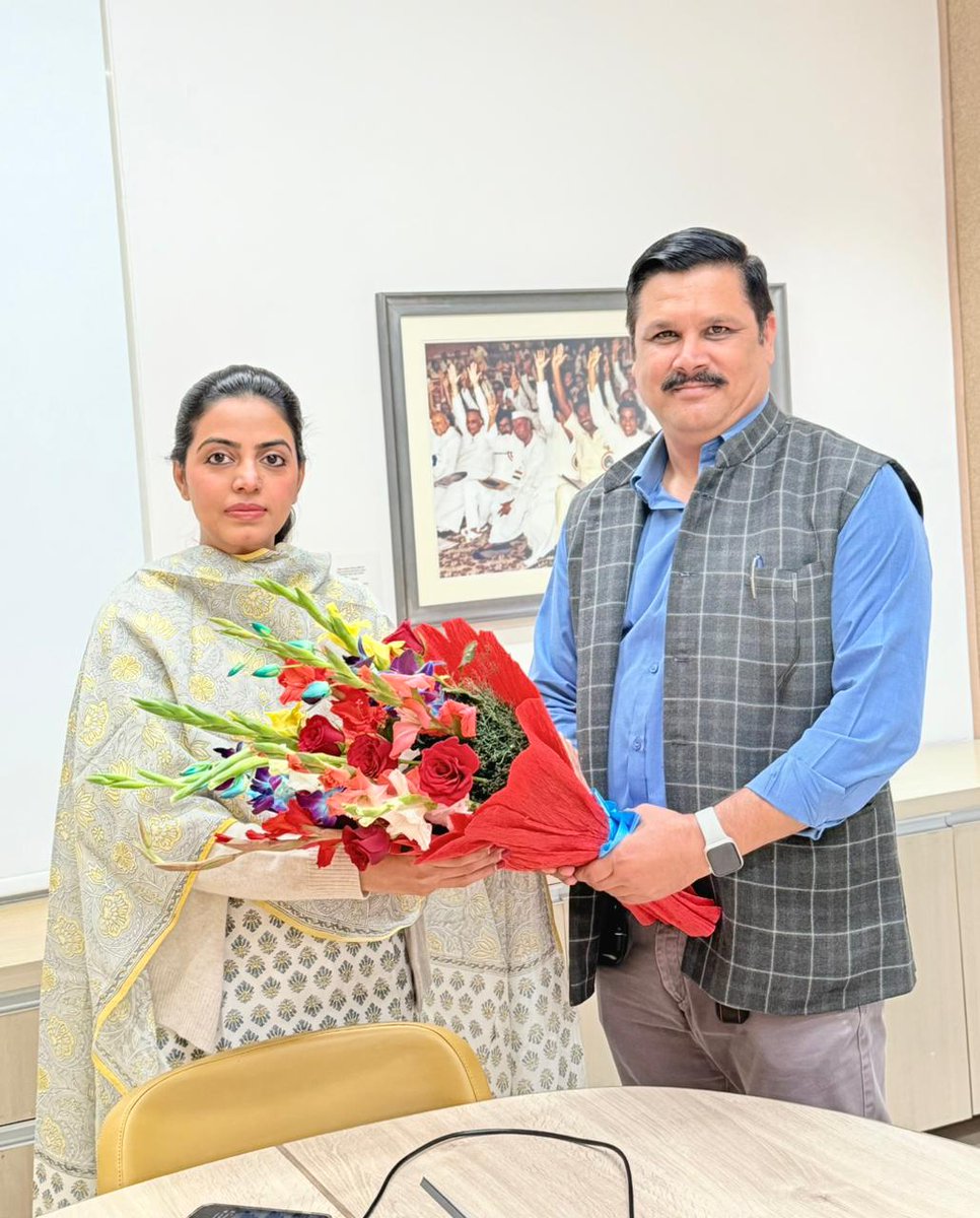 PuneetJanguINC's tweet image. गत दिनों नई दिल्ली @INCIndia के मुख्यालय &quot;इंदिरा भवन&quot; में AICC सचिव एवं ओसियां की पूर्व विधायक सुश्री @DivyaMaderna से शिष्टाचार भेंट कर उन्हें जम्मू-कश्मीर में हो रहे &quot;संगठन सृजन अभियान&quot; कार्यक्रम की सफलता हेतु शुभकामनायें दीं।

Recently, I paid a courtesy visit to AICC…