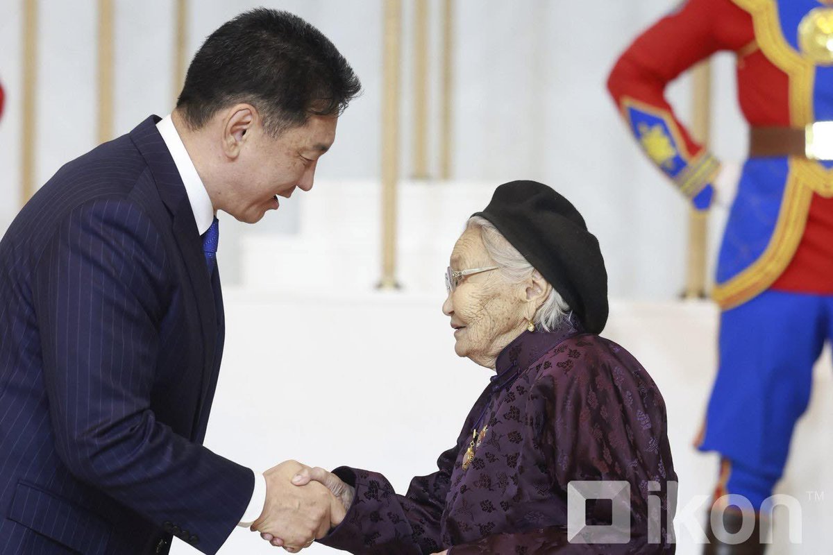 Хүү нь улстөрч, Ерөнхий сайд байсан гээд энэ хүний хөдөлмөр, гавьяаг үгүйсгэх шалтаг, шалтгаан биш ээ. Академич Аюурын Дулмаа хэмээх энэ эрхмийг зүгээр ч нэг "Загасны Дулмаа" гэж нэрлээгүй юм аа.

Хар залуугаасаа Хөвсгөл, Дархадын хотгорын Цагаан нуур, Төгрөг, Хармай, Тарган,