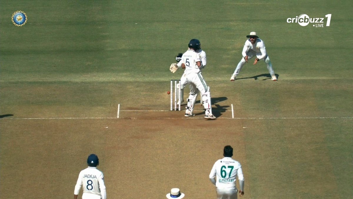 lightningspeedk's tweet image. Kissing his luck — Sundar’s bum to the rescue. 😆

#WashingtonSundar #IndvSA #TeamIndia #Proteas #Guwahati #Cricket