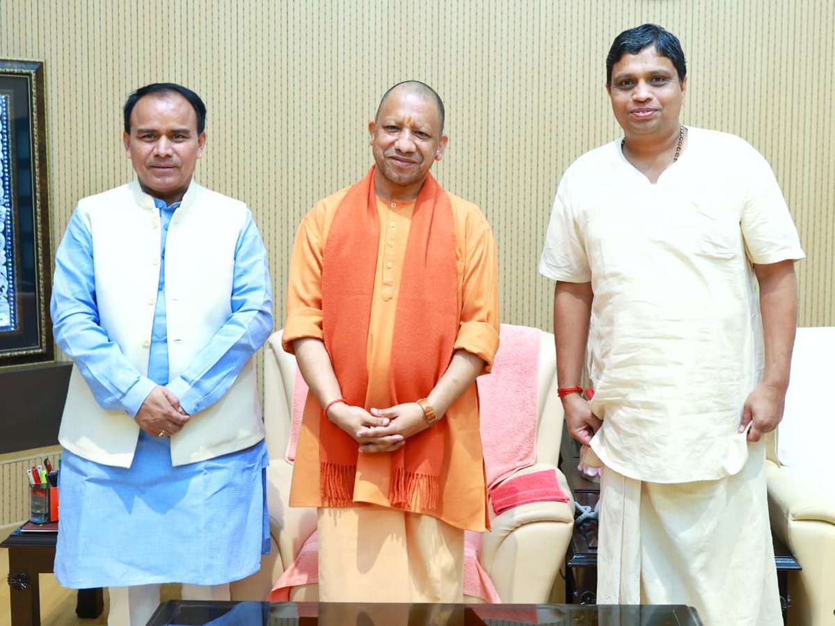 उत्तर प्रदेश के यशस्वी मुख्यमंत्री माननीय श्री योगी आदित्यनाथ जी महाराज <a href="/myogiadityanath/">Yogi Adityanath</a> से आज प्रातः काल लखनऊ में कृषि, बागवानी व अन्य Food Processing से संबंधित क्षेत्र में पतंजलि द्वारा किए जा रहे कार्यों के संबंध में व्यापक चर्चा हुई। आदरणीय मुख्यमंत्री जी ने जेवर में स्थापित