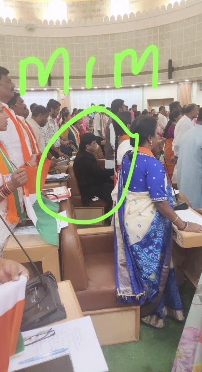 VVRBRS's tweet image. National anthem టైం లో కూర్చున్న MIM కార్పొరేటర్…

దేశం ఒకటే కదరా బాబు గౌరవం ఇవ్వకుంటే దేశములో ఎందుకు ఉండటం..

మీ లాంటి కుక్కల వల్ల మిగతా వాళ్లకు చెడ్డపేరు…