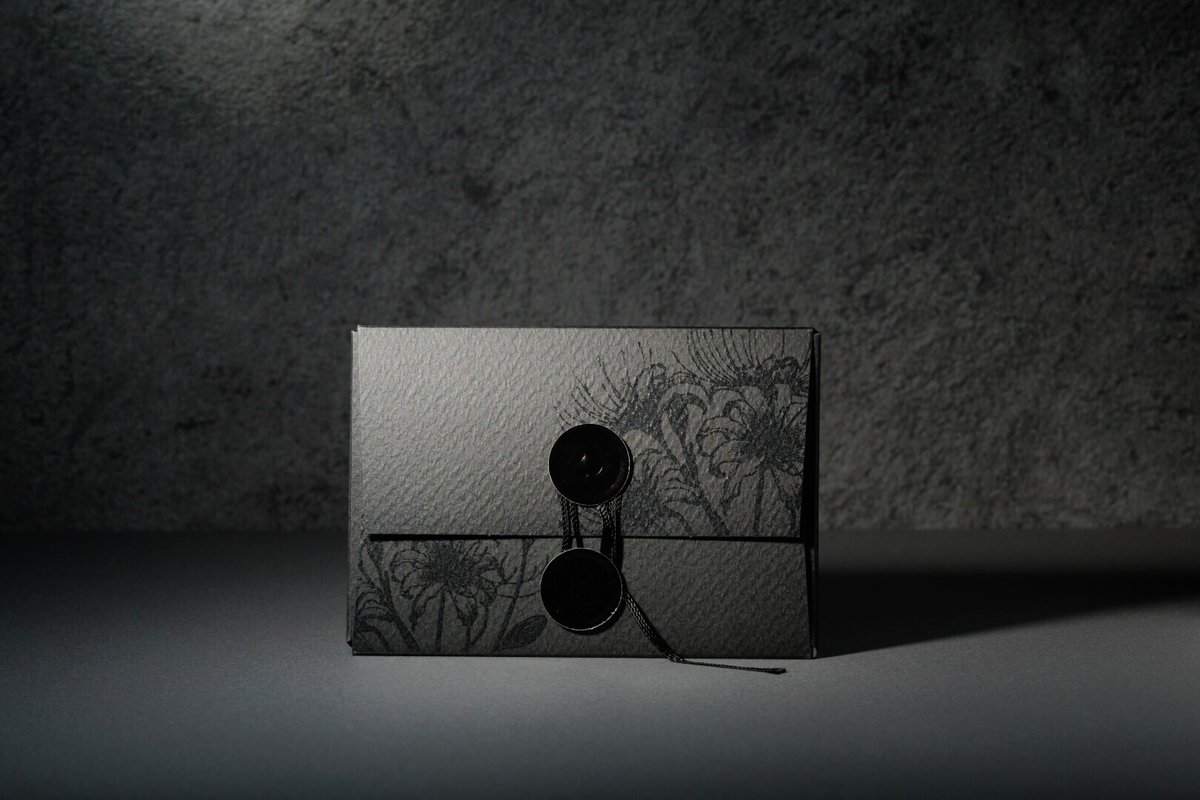 denfaminicogame's tweet image. 『サイレントヒル f 残置物展』パッケージ版が発売！オンラインでPC・スマホからプレイ可能。「戎ヶ丘の残置物」の写真など豪華特典も収録
news.denfaminicogamer.jp/news/251126i

本編エンディング後のあったかもしれない物語に迫る「第四境界」作品。TGS展示などで話題になった作品が、新エンドも収録して復活