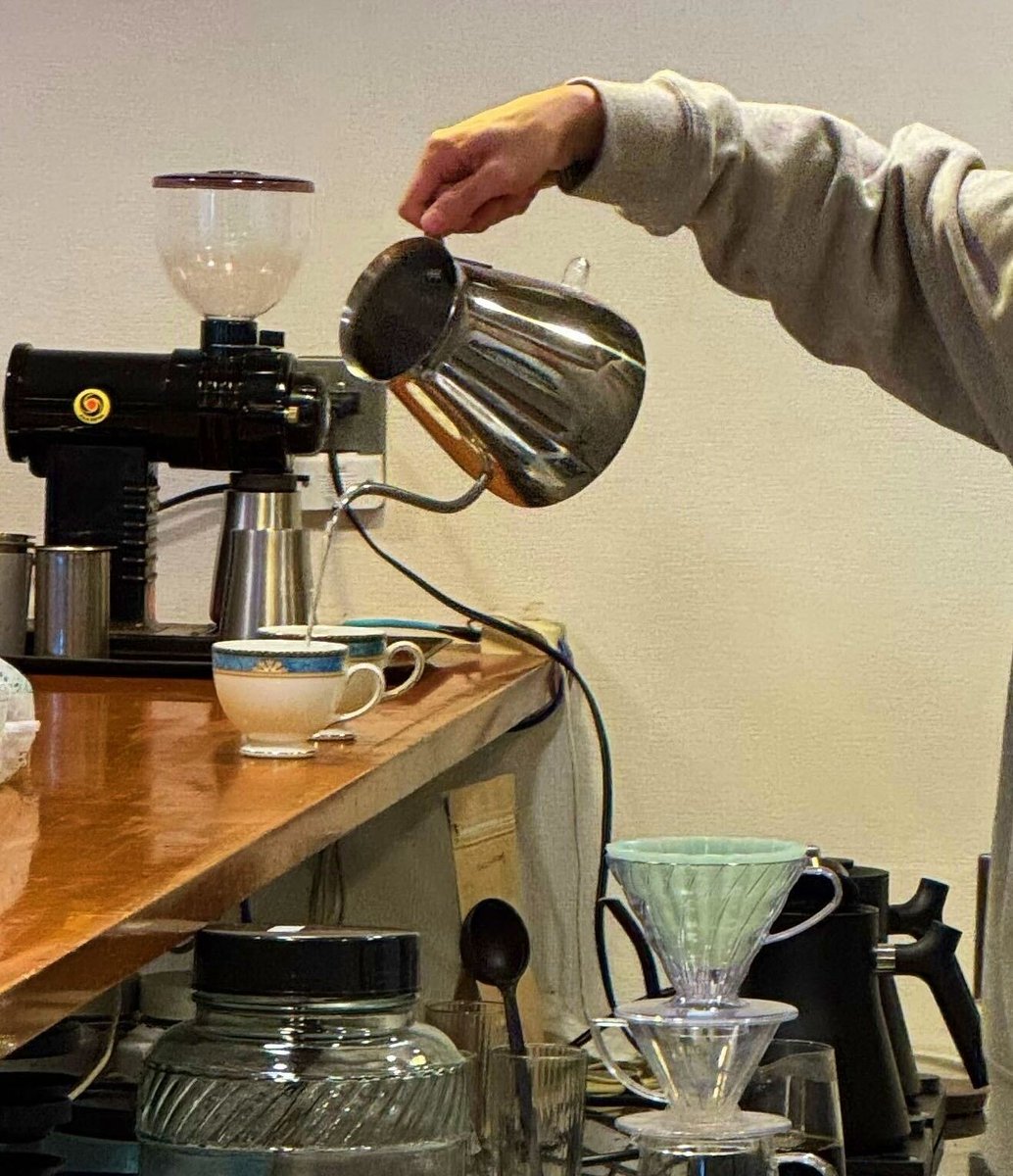 【📢ロゴス | お知らせ】
本日のメニューは “ぼんじんブレンド” で営業しています！
ふらっと立ち寄るだけでも大歓迎✨
 お待ちしてます！