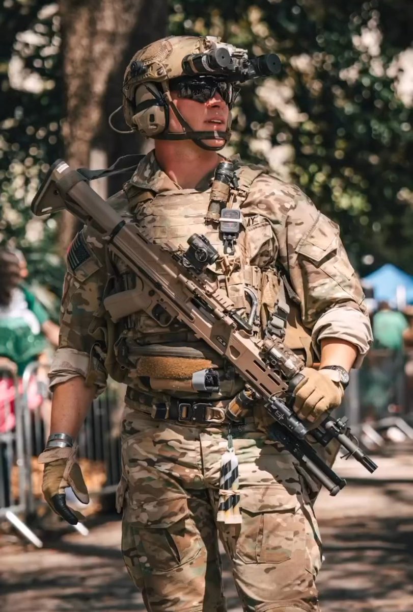 Makistan1776's tweet image. KAC&apos;s LAMG 🇺🇸 

Probably one of the most interesting machineguns floating in the special operations sphere typailly seen with America&apos;s 75th Ranger Regiment