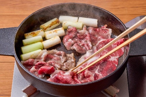 ai_k's tweet photo. 📖「目黒蓮さん流すき焼き」レシピ🍲

ブックマークしてご活用下さい！

🛒材料：3～4人前

・牛肩ロース肉（薄切り）：400g
・ねぎ：2本
・九条ねぎ：1束
・生しいたけ：6枚
・しらたき：200g
・焼き豆腐：1丁
・牛脂（またはサラダ油）：適量
・卵：4個
・うどん：1玉

（A）
・キッコーマンいつでも新鮮しぼりたて生しょうゆ：大さじ1/2
・マンジョウ米麹こだわり仕込み本みりん：大さじ1/2
・ざらめ：大さじ1/2

（B）
・キッコーマンいつでも新鮮しぼりたて生しょうゆ：100ml
・マンジョウ米麹こだわり仕込み本みりん：100ml
・水：100ml
・ざらめ：大さじ3

📝手順

1．牛肉は大きい場合は食べやすい大きさに切る。ねぎは5cm幅のぶつ切り、九条ねぎは斜め切り、しいたけは石づきを切る。しらたきは下ゆでして、食べやすい長さに切る。焼き豆腐は食べやすい大きさに切る。

2．鍋を中火で熱し、牛脂（またはサラダ油）を溶かして鍋全体になじませる。

3．1/4量程度の牛肉をさっと焼き、（A）のしょうゆ、みりんを順に入れ、ざらめを加えて焼きからめる。好みで溶き卵をつけて食べる。

4．3の鍋に1の具材を入れ、（B）を加えて中火で煮、沸騰したら牛肉の残りを加えて煮る。味がしみ込むように焼き豆腐は途中上下を返す。全体に火が通ったら、溶き卵をつけて食べる。

5．【〆をつくる】うどんを入れてひと煮立ちさせ、溶き卵適量（分量外）を回し入れて、とじる。

✨ポイント

・最初の肉は、しょうゆ・みりん・ざらめを絡めて焼きます。
・具材はねぎを多めに。ねぎをしっかり焼いて、とろっとさせるのがポイントです！
・最後はうどんを入れて卵で〆て、卵とじで食べます。

📖目黒さん流レシピ、インタビュー書き起こしや撮影エピについては👇
https://t.co/LwYRAeQYvc

🔗ブランドサイト
https://t.co/4zQwh1b6uk

#SnowMan
#目黒蓮
#キッコーマン
#キッコーマンすき焼き
