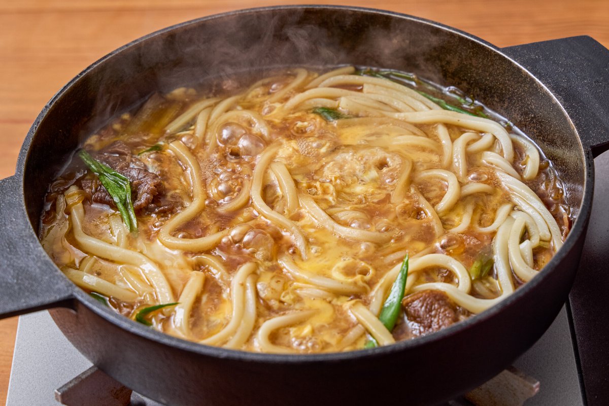 ai_k's tweet photo. 📖「目黒蓮さん流すき焼き」レシピ🍲

ブックマークしてご活用下さい！

🛒材料：3～4人前

・牛肩ロース肉（薄切り）：400g
・ねぎ：2本
・九条ねぎ：1束
・生しいたけ：6枚
・しらたき：200g
・焼き豆腐：1丁
・牛脂（またはサラダ油）：適量
・卵：4個
・うどん：1玉

（A）
・キッコーマンいつでも新鮮しぼりたて生しょうゆ：大さじ1/2
・マンジョウ米麹こだわり仕込み本みりん：大さじ1/2
・ざらめ：大さじ1/2

（B）
・キッコーマンいつでも新鮮しぼりたて生しょうゆ：100ml
・マンジョウ米麹こだわり仕込み本みりん：100ml
・水：100ml
・ざらめ：大さじ3

📝手順

1．牛肉は大きい場合は食べやすい大きさに切る。ねぎは5cm幅のぶつ切り、九条ねぎは斜め切り、しいたけは石づきを切る。しらたきは下ゆでして、食べやすい長さに切る。焼き豆腐は食べやすい大きさに切る。

2．鍋を中火で熱し、牛脂（またはサラダ油）を溶かして鍋全体になじませる。

3．1/4量程度の牛肉をさっと焼き、（A）のしょうゆ、みりんを順に入れ、ざらめを加えて焼きからめる。好みで溶き卵をつけて食べる。

4．3の鍋に1の具材を入れ、（B）を加えて中火で煮、沸騰したら牛肉の残りを加えて煮る。味がしみ込むように焼き豆腐は途中上下を返す。全体に火が通ったら、溶き卵をつけて食べる。

5．【〆をつくる】うどんを入れてひと煮立ちさせ、溶き卵適量（分量外）を回し入れて、とじる。

✨ポイント

・最初の肉は、しょうゆ・みりん・ざらめを絡めて焼きます。
・具材はねぎを多めに。ねぎをしっかり焼いて、とろっとさせるのがポイントです！
・最後はうどんを入れて卵で〆て、卵とじで食べます。

📖目黒さん流レシピ、インタビュー書き起こしや撮影エピについては👇
https://t.co/LwYRAeQYvc

🔗ブランドサイト
https://t.co/4zQwh1b6uk

#SnowMan
#目黒蓮
#キッコーマン
#キッコーマンすき焼き