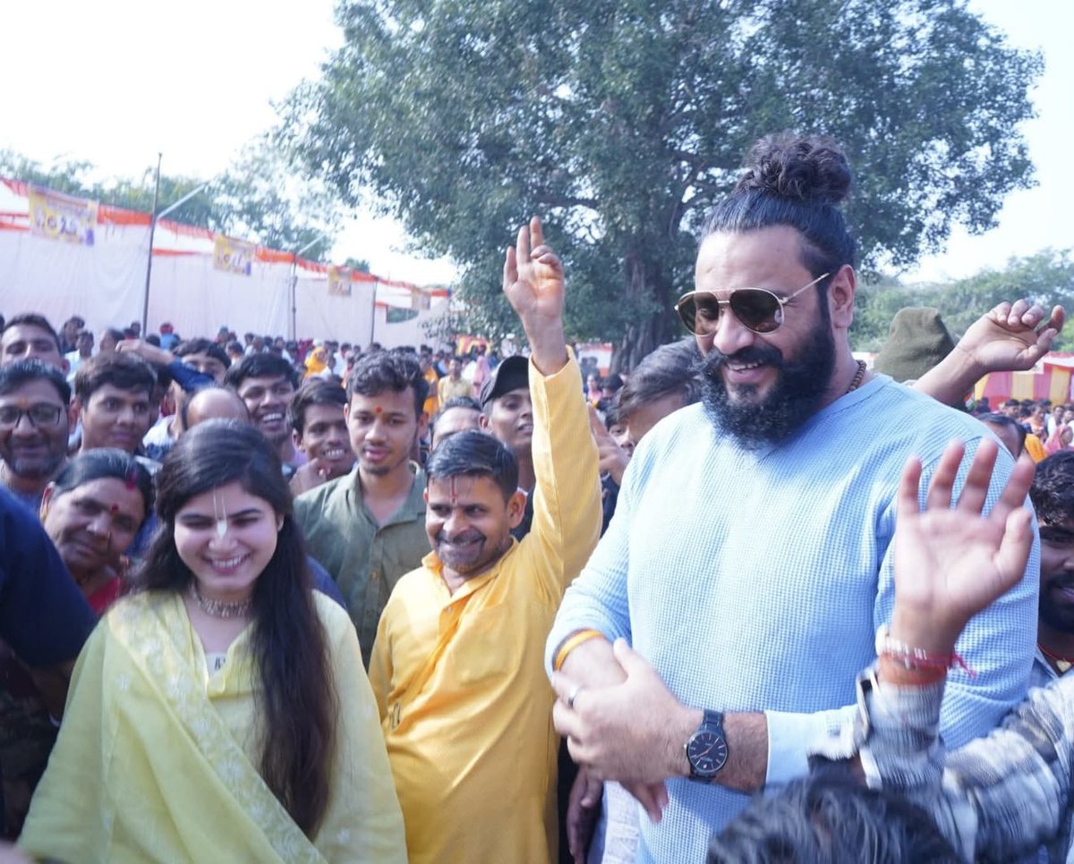 Thesauravgurjar's tweet image. कल शिवपुरी में श्री गुरुजी से मिलने का अवसर मिला।🙏
कल ही करेरा में जीतू महंत जी के द्वारा 51 बच्चियों के विवाह का शुभकार्य किया गया इस शुभ कार्य में मुझको भी हिस्सा बनने का मौक़ा मिला जहाँ चित्रलेखा जी से भी मुलाक़ात हुई। 
जय हिन्द 🙏🇮🇳