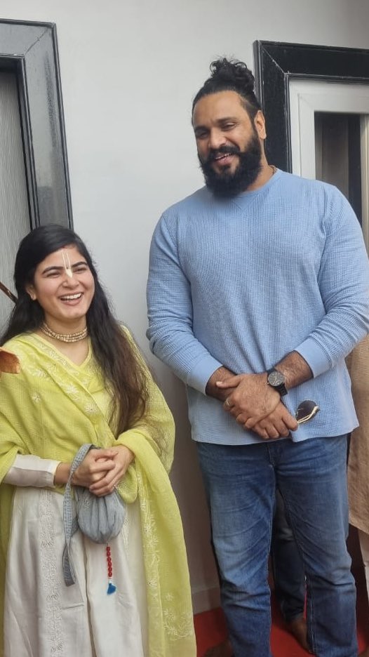 Thesauravgurjar's tweet image. कल शिवपुरी में श्री गुरुजी से मिलने का अवसर मिला।🙏
कल ही करेरा में जीतू महंत जी के द्वारा 51 बच्चियों के विवाह का शुभकार्य किया गया इस शुभ कार्य में मुझको भी हिस्सा बनने का मौक़ा मिला जहाँ चित्रलेखा जी से भी मुलाक़ात हुई। 
जय हिन्द 🙏🇮🇳