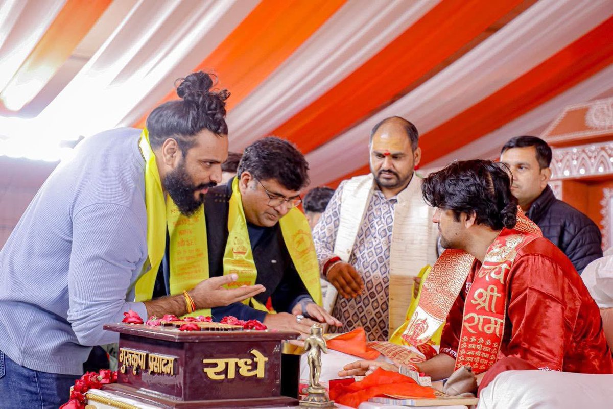 Thesauravgurjar's tweet image. कल शिवपुरी में श्री गुरुजी से मिलने का अवसर मिला।🙏
कल ही करेरा में जीतू महंत जी के द्वारा 51 बच्चियों के विवाह का शुभकार्य किया गया इस शुभ कार्य में मुझको भी हिस्सा बनने का मौक़ा मिला जहाँ चित्रलेखा जी से भी मुलाक़ात हुई। 
जय हिन्द 🙏🇮🇳