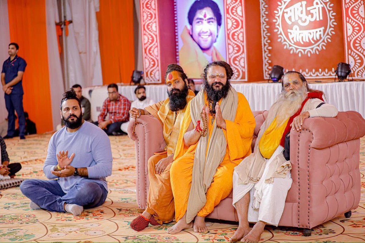 Thesauravgurjar's tweet image. कल शिवपुरी में श्री गुरुजी से मिलने का अवसर मिला।🙏
कल ही करेरा में जीतू महंत जी के द्वारा 51 बच्चियों के विवाह का शुभकार्य किया गया इस शुभ कार्य में मुझको भी हिस्सा बनने का मौक़ा मिला जहाँ चित्रलेखा जी से भी मुलाक़ात हुई। 
जय हिन्द 🙏🇮🇳