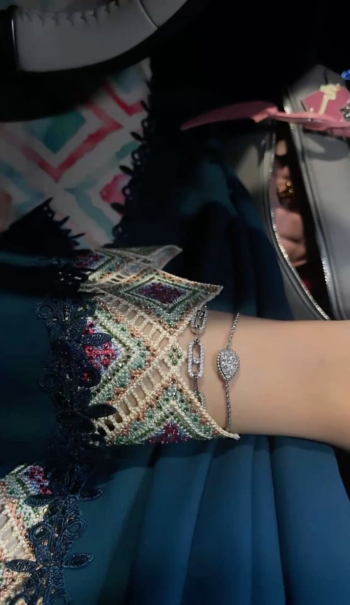 " لا تقاوم النظر في الشي اللي تحبه ..!
          تأمله لين تشبع عيونك نظر " ✨♥️