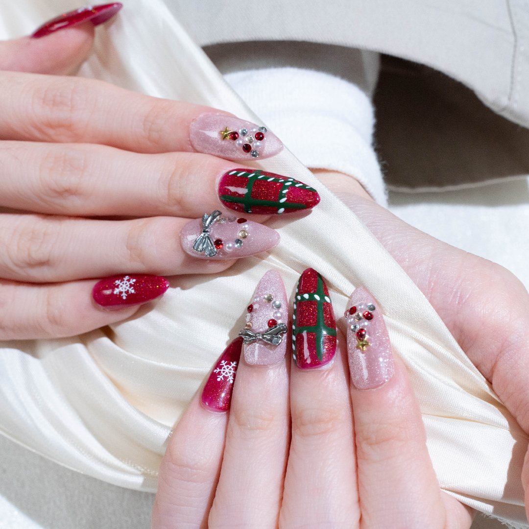 SunBeamNails's tweet photo. 秒で完成のクリスマスネイル🎄✨
華やかカラーでホリデー気分アップ！

Holiday glam in seconds 🎄✨
Festive colors, cute details, effortless beauty. https://t.co/bf2L740Grk