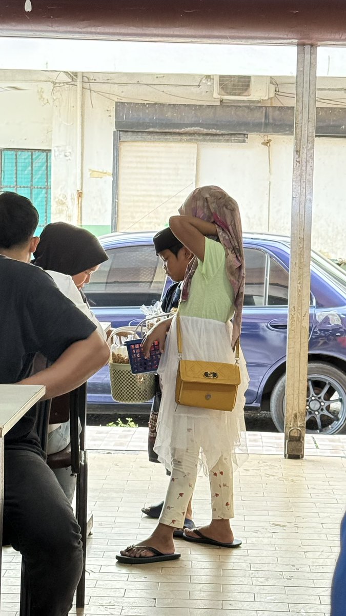 Child worker

This is a usual sight in Sabah. School age children selling stuffs. Isn’t this child labour?

Why are parents letting their children?

The federal government and new Sabah Government should do something about it.

Note: they are not stateless children