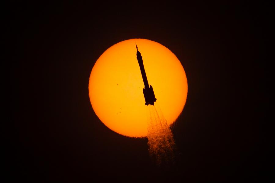 China_Up_Close's tweet image. A Long March-2F Y22 #rocket carrying the Shenzhou-22 #spaceship blasted off from the Jiuquan Satellite Launch Center in NW #China this week, marking the first emergency launch mission in the country&apos;s manned space program. We’re crossing our fingers for a swift and safe journey!