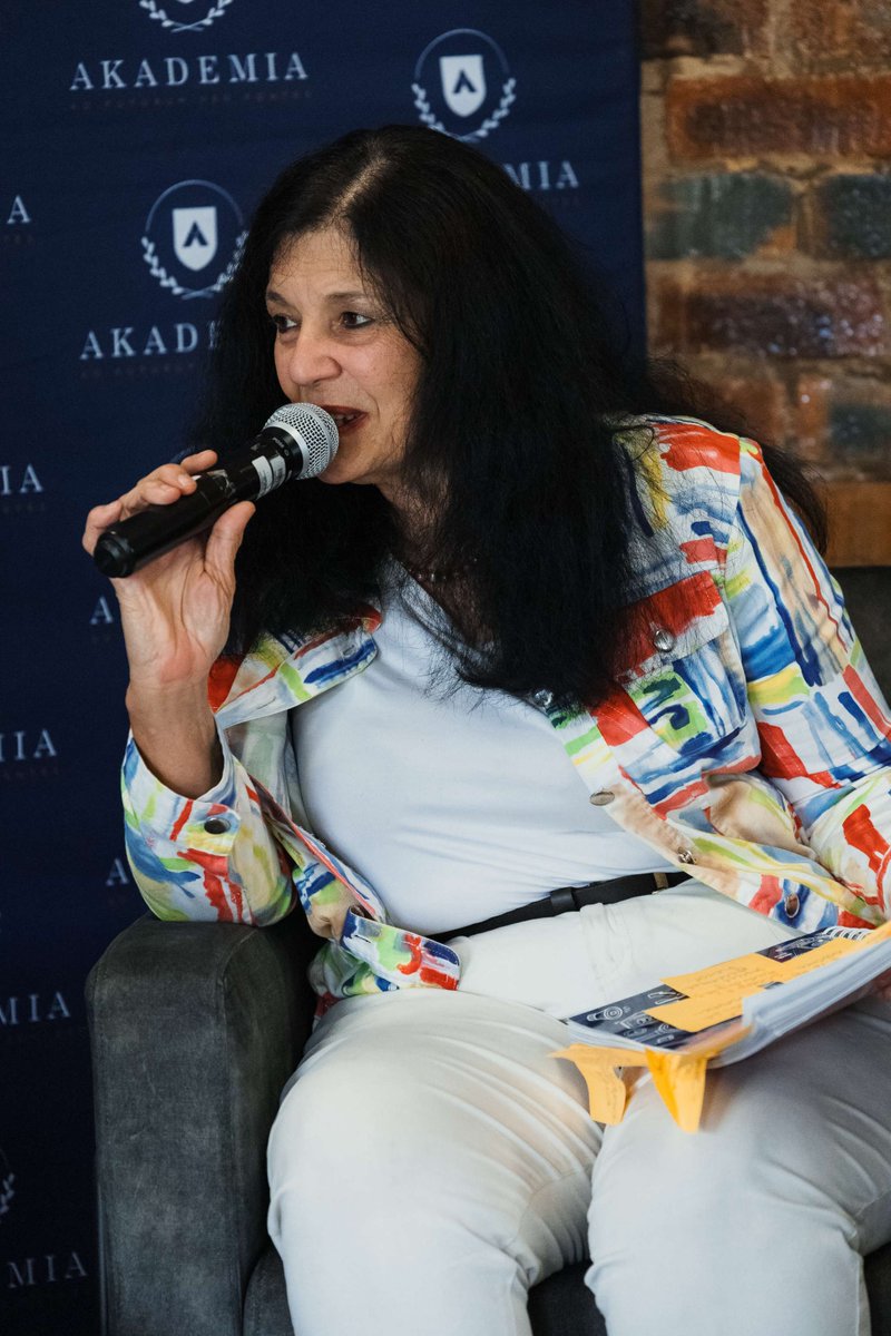 Die Akademia-uitgewery het vandag trots sy nuutste publikasie bekendgestel: 𝐾𝑜𝑛𝑠𝑡𝑟𝑢𝑘𝑡𝑖𝑒𝑤𝑒 𝑗𝑜𝑒𝑟𝑛𝑎𝑙𝑖𝑠𝑡𝑖𝑒𝑘 𝑣𝑖𝑟 𝑣𝑎𝑛𝑑𝑎𝑔, deur prof. Johannes D Froneman. Tydens dié bekendstelling het Froneman lig gewerp oor hierdie nuwe handleiding vir joernaliste.