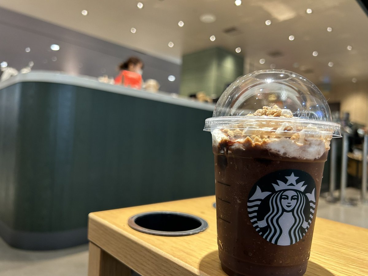 tanakatakeshi's tweet image. 今日は、蒲郡、岡崎方面にお邪魔させていただきました。

休憩で立ち寄ったスタバで、新作「スモアチョコレートフラペチーノ®︎」を試してみました。ダークモカと比べると、ちょっと甘いかな…🍫。

「秋のいろ　深まるやまに　急ぐ日々」

色々あった霜月ですが、まもなく師走です。

#質実剛健…