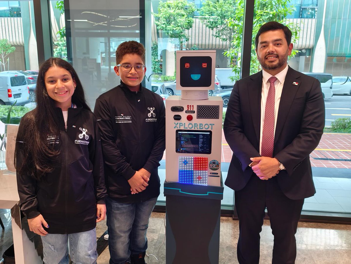 Ambassador Breton visited the Panamanian Delegation that will represent our country at the 2025 World Robotic Olympiad in Singapore, conveying the national government’s warm greetings and best wishes to all participating teams. 
🇵🇦🤝🏽🇸🇬

#conpasofirme #WRO2025