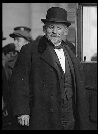 - Tout va bien, tout va très bien.
Vous connaissez la méthode Coué et la suggestion consciente d'idées positives.
Maintenant vous connaissez le visage du docteur Émile Coué (1857-1926), fondateur de la Société lorraine de psychologie appliquée entre autres titres.