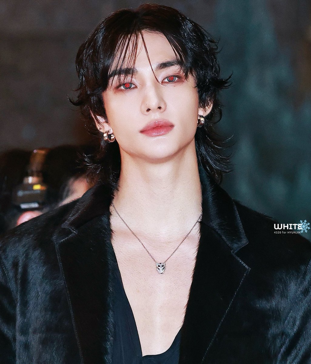 havenfiIm's tweet image. 2024 ❤️                                      2025 🖤