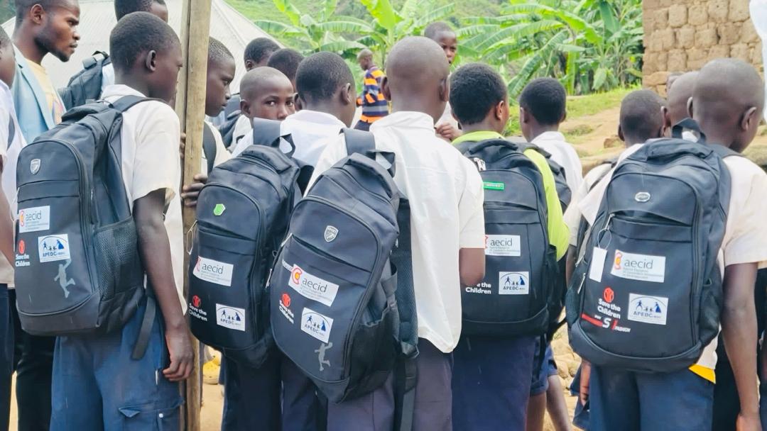 Apedcrdc's tweet photo. APEDC, en partenariat avec @DRC_sci  avec l’appui financier de @AECID , a distribué des kits scolaires complets à 1 800 élèves, dont 781 filles et 1 019 garçons, issus de six écoles de #Minova. https://t.co/Uy7wFmG1WF