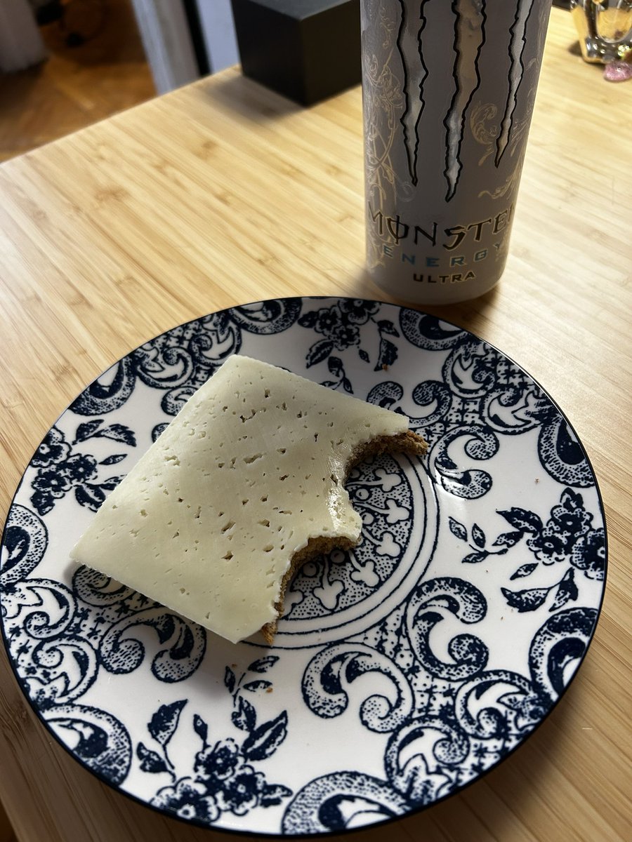 narkazal_ludyna's tweet image. Моє холостяцьке життя сягнуло свого дна, бо це мій сніданок