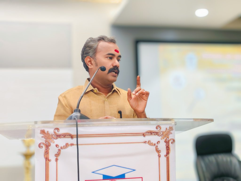 asuvathaman's tweet image. I was delighted to participate and deliver an address at the seminar organised by the Department of Forensic Science, Vinayaka Mission Deemed University, Chennai Campus, on the occasion of National Constitution Day.

#ConstitutionDay
#ForensicScience
#VinayakaMission…