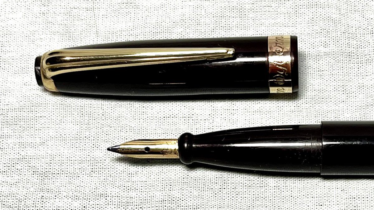 2025 Yılında sona yaklaşırken 🇬🇧 WYVERN Vintage modellere dadanmış olduk🤭 Bu defa 202 model, 1940’ların sonları. 202 Modelinde 14Kt uç bulunmakta  iyi derecede kaygan ve yumuşak bir yazım özelliğine sahip model günlük yazım için mükemmel. Push button sistemine sahip modelde