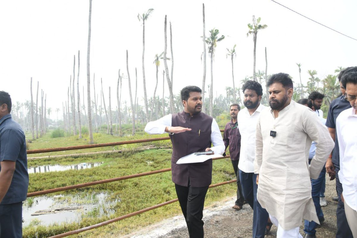 JSPSavve's tweet image. Janasena Party chief,  Hon&apos;ble Deputy Chief Minister Shri @PawanKalyan garu visited the damaged coconut plantations in the Major Drain area of Shankaraguptha, Konaseema district, which were affected.

#PawanKalyanAneNenu
